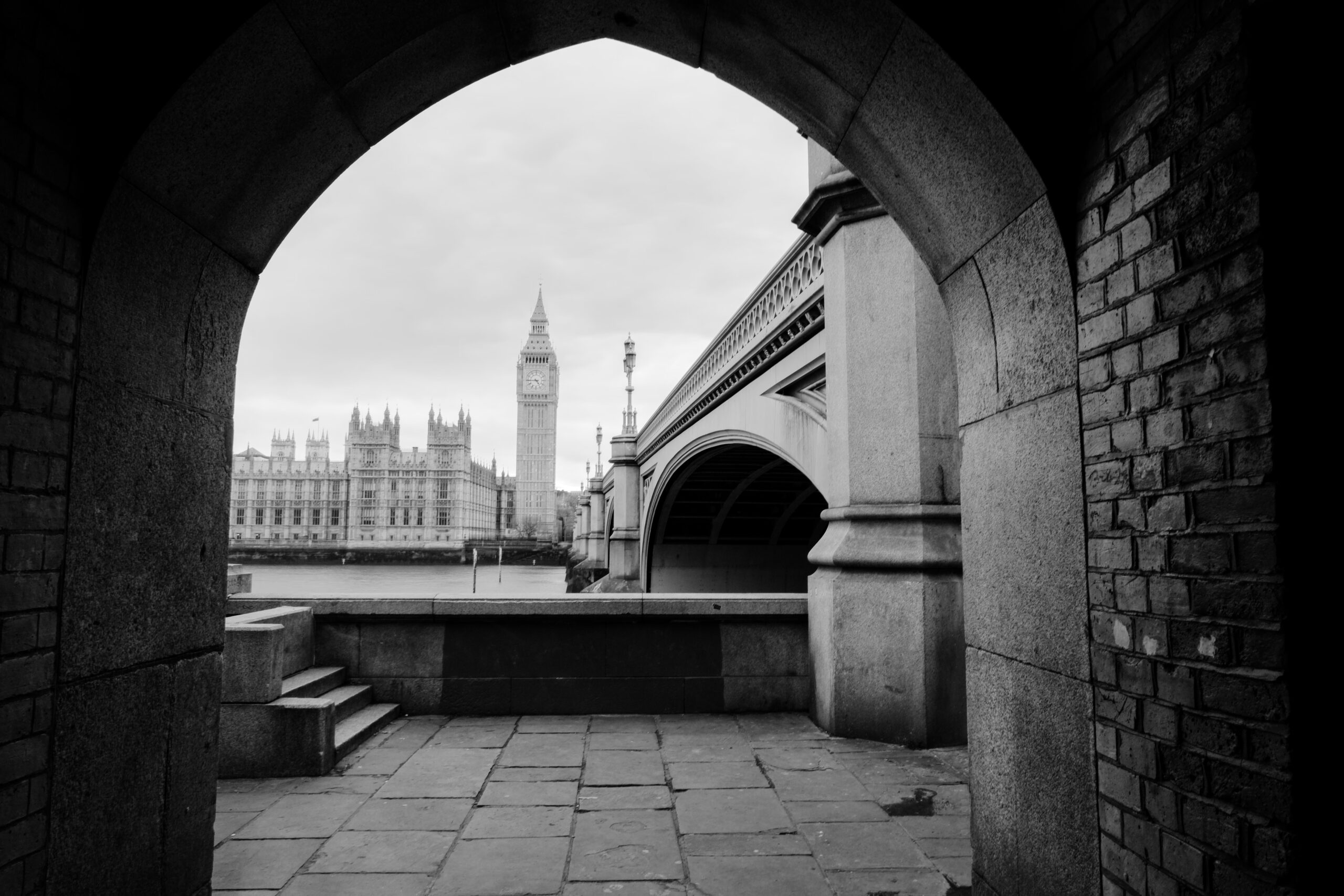 Une vue sur Big Ben depuis un couloir sur les quais.